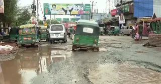 কুমিল্লার সড়ক খানাখন্দে ভরা; আশ্বাসে আটকে সংস্কার কাজ